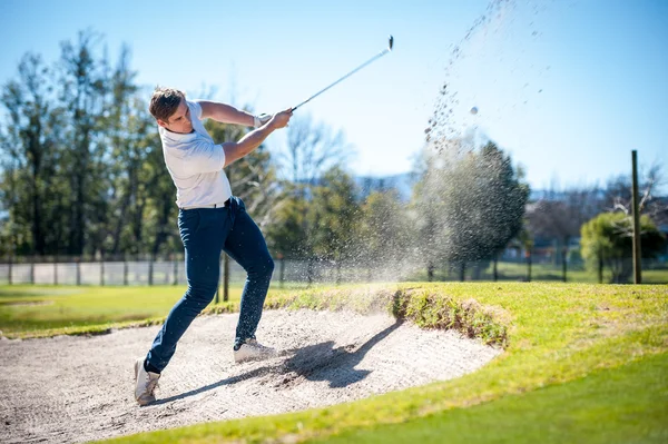 Golfista jogando um tiro chip para o verde — Fotografia de Stock