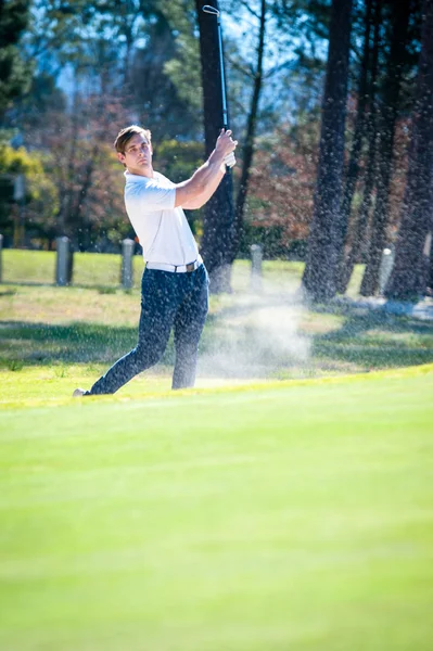 Golfista hraje čip ránu na green — Stock fotografie