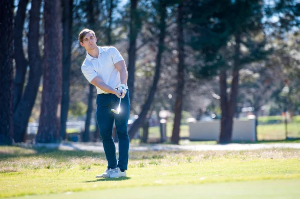 Golfista jogando um tiro chip para o verde — Fotografia de Stock