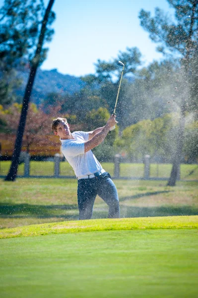 Golfer een chip schot op de groene spelen — Stockfoto