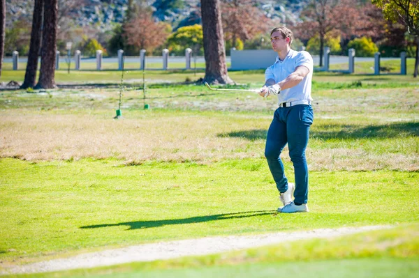 Golfer een chip schot op de groene spelen — Stockfoto