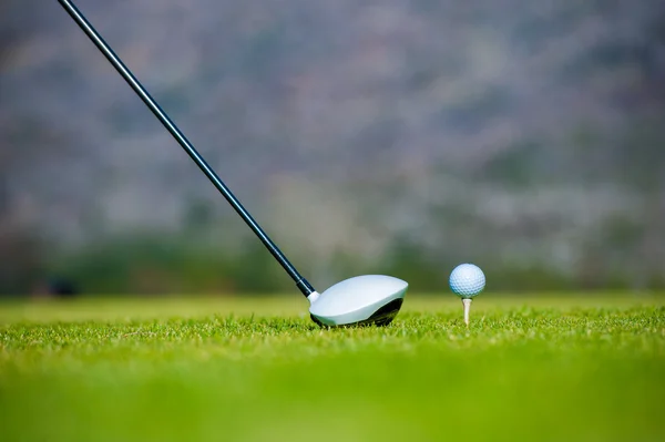 Kilátás a golfozó teeing a golf póló — Stock Fotó