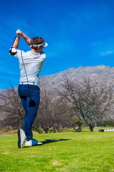 Vista de un golfista saliendo de una camiseta de golf — Foto de Stock