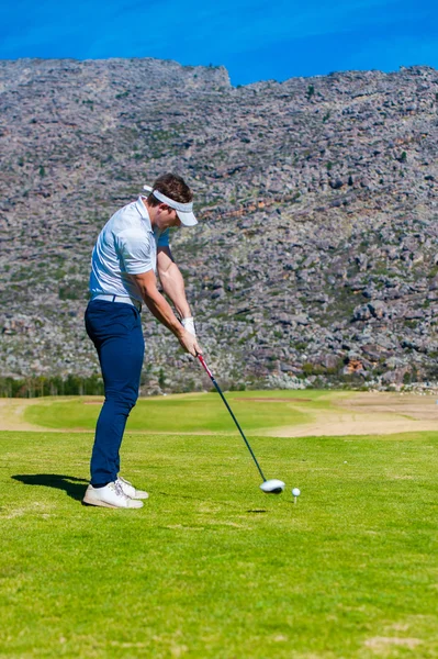 Vista de un golfista saliendo de una camiseta de golf — Foto de Stock