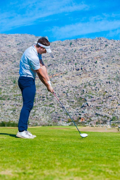 Vue d'un golfeur décollant d'un tee golf — Photo