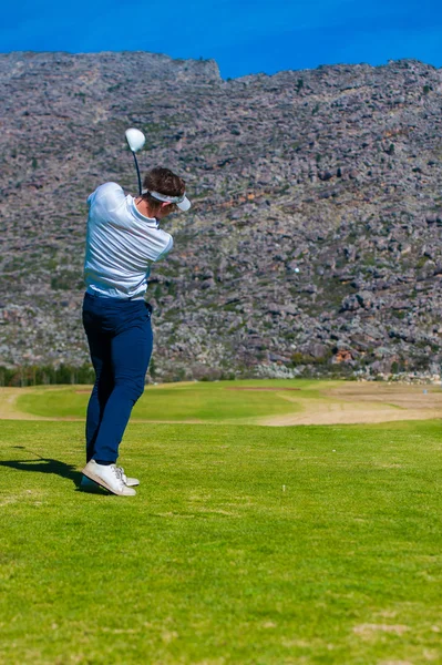 Vista de un golfista saliendo de una camiseta de golf — Foto de Stock