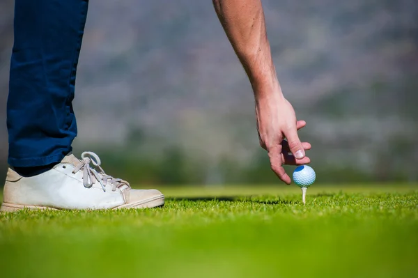 Vista di un golfista che si allontana da un tee da golf — Foto Stock