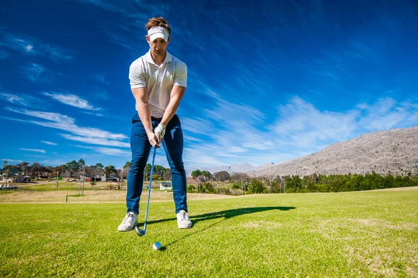 Golfista jugando un tiro en el fairway — Foto de Stock