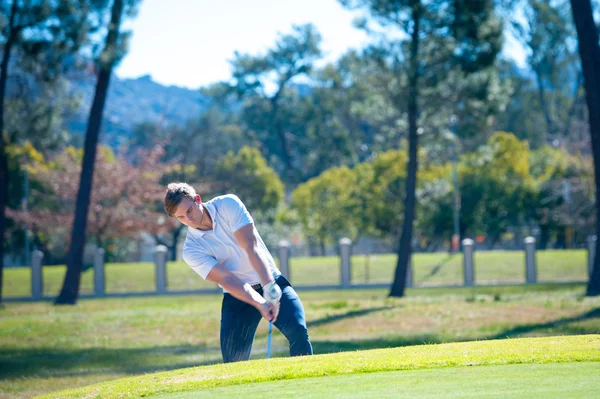 Golfozó játszik egy chip lőtték rá a zöld — Stock Fotó