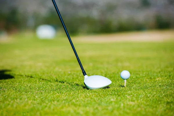 View of a golfer teeing off from a golf tee — Stock Photo, Image