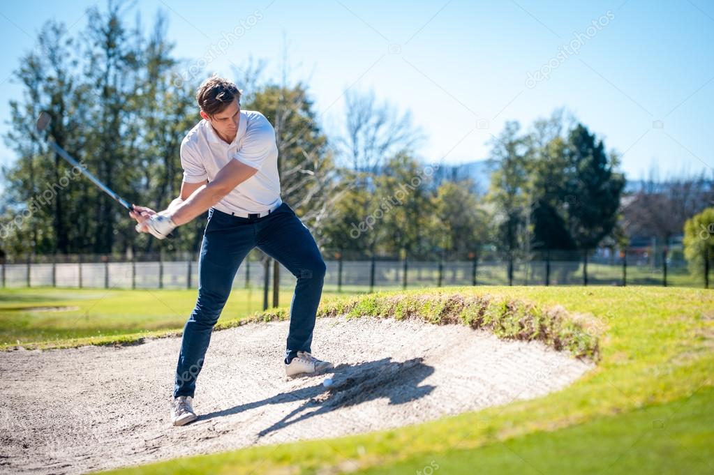 golfer een chip schot op de groene spelen — stockfoto © danedwards
