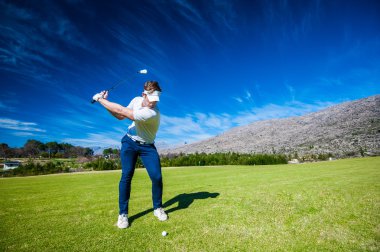 bir atış üzerinde kaçak oynamak golfçü