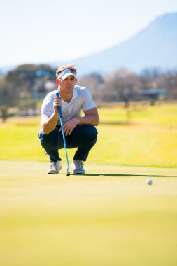 onun vuruş için PIN planlama bir golfçü görünümünü