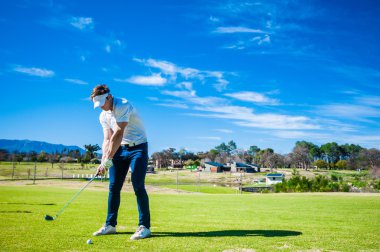 bir atış üzerinde kaçak oynamak golfçü