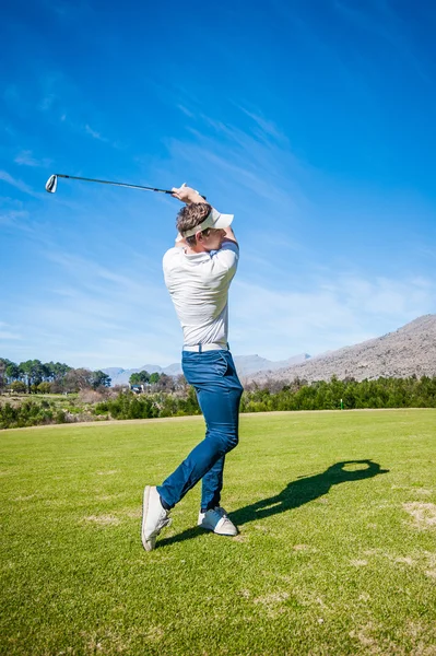 Golfaren som spelar ett skott på fairway — Stockfoto