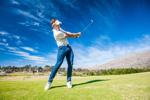 bir atış üzerinde kaçak oynamak golfçü