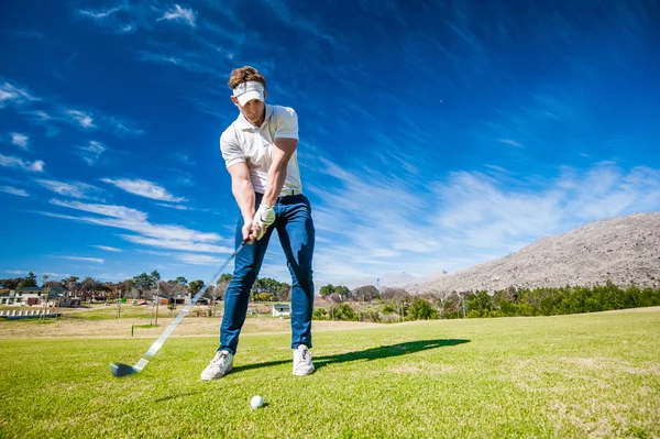 Golfista jogando um tiro no fairway — Fotografia de Stock