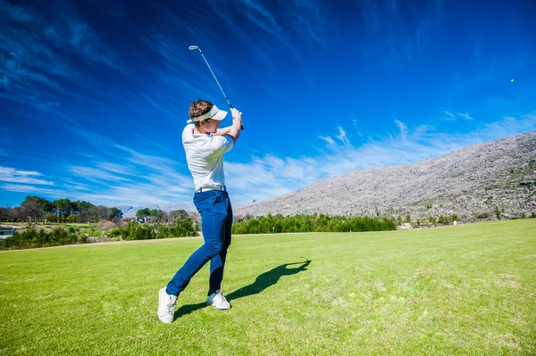 Golfista gry strzał na fairwayu — Zdjęcie stockowe