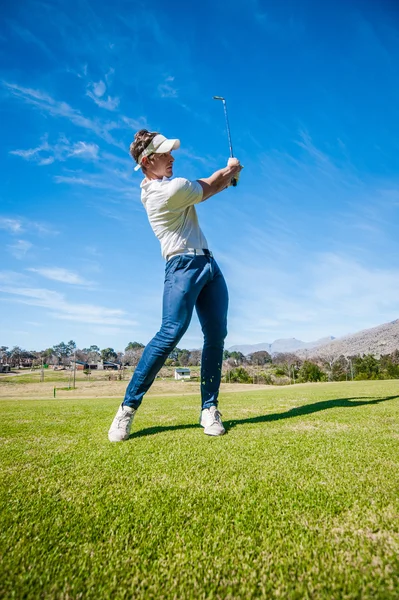 Golfista giocare un colpo sul fairway — Foto Stock