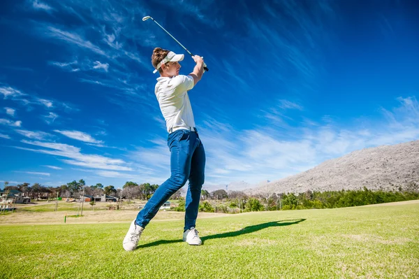 bir atış üzerinde kaçak oynamak golfçü