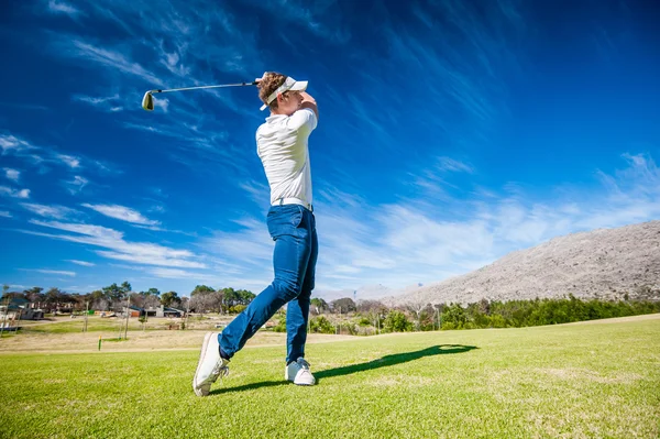 Golfista jugando un tiro en el fairway — Foto de Stock