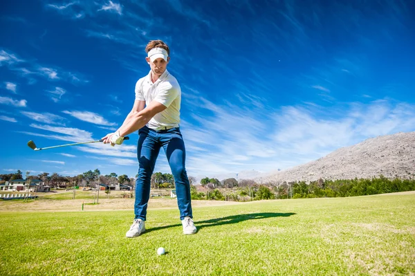 Golfista jugando un tiro en el fairway — Foto de Stock