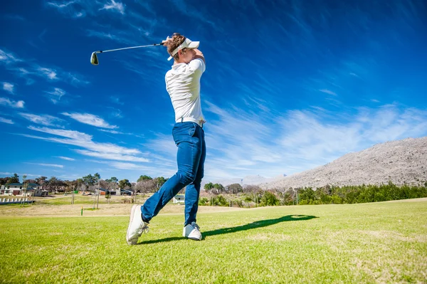 Golfista giocare un colpo sul fairway — Foto Stock