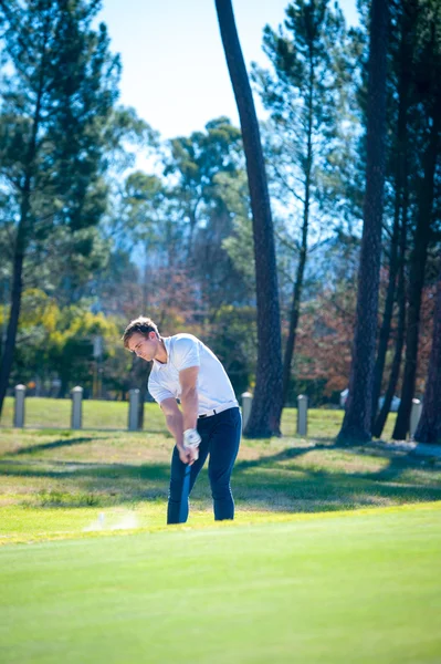 Golfer een chip schot op de groene spelen — Stockfoto