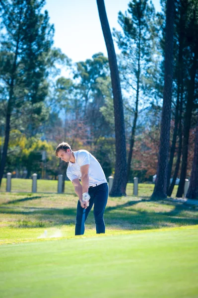 Golfista jogando um tiro chip para o verde — Fotografia de Stock