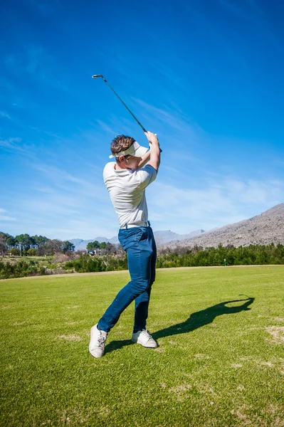 Golfer spelen een shot op de fairway — Stockfoto