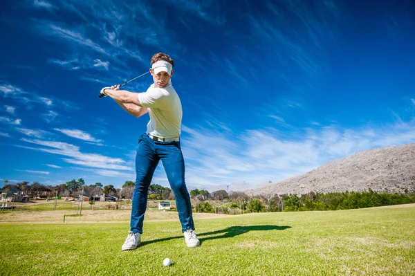 Golfista jogando um tiro no fairway — Fotografia de Stock