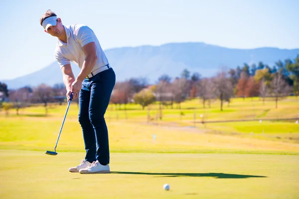 Visão de um golfista planejando seu tiro para o pino — Fotografia de Stock