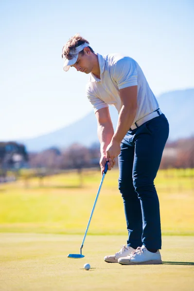 Beeld van een golfspeler die plannen zijn schot op de stift — Stockfoto