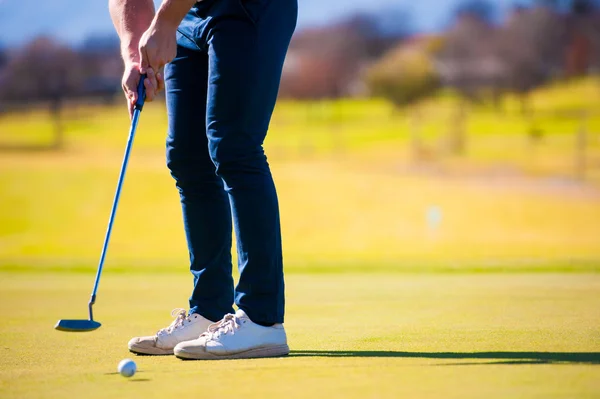 Vista di un golfista che pianifica il suo colpo al perno — Foto Stock