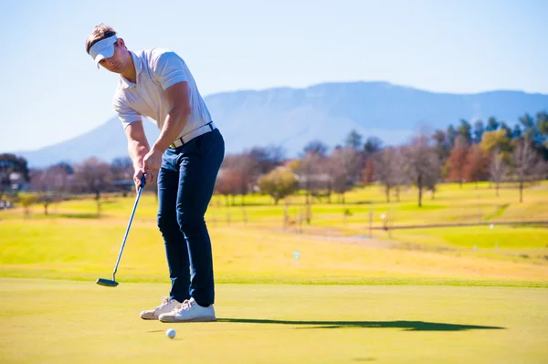 Beeld van een golfspeler die plannen zijn schot op de stift — Stockfoto