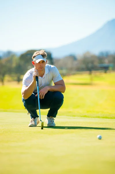 Visão de um golfista planejando seu tiro para o pino — Fotografia de Stock