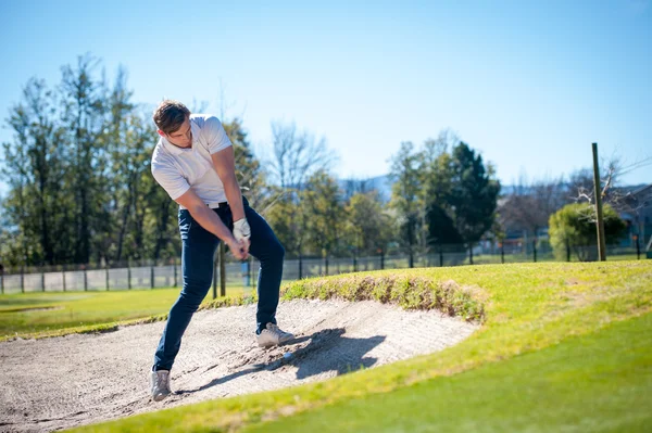 Golfista jogando um tiro chip para o verde — Fotografia de Stock