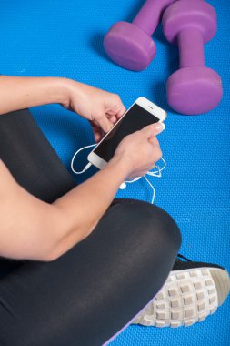 Kız telefonunu kontrol spor salonunda