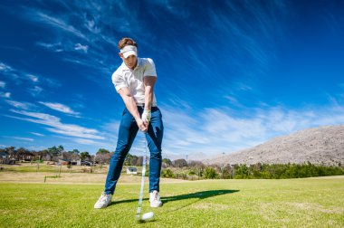 bir atış üzerinde kaçak oynamak golfçü