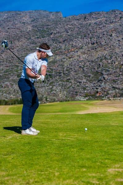 Visa en golfare som tee off från en golf tee — Stockfoto