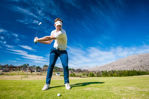 Golfista hraje ránu na fairwayi — Stock fotografie