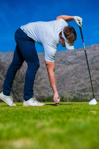 一个高尔夫球手从高尔夫球座开球的视图 — 图库照片