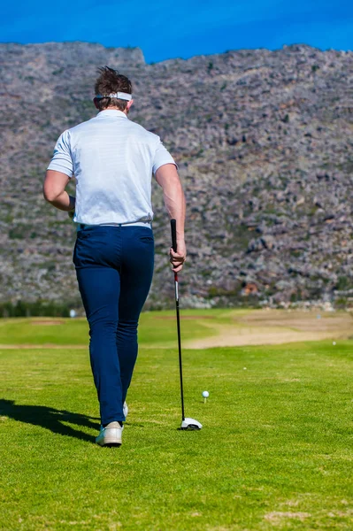 Vista di un golfista che si allontana da un tee da golf — Foto Stock