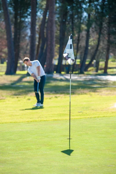 Golfista jugando un tiro chip en el verde — Foto de Stock