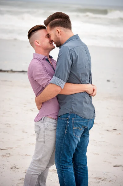 Gay pár chodící držel ruku — Stock fotografie