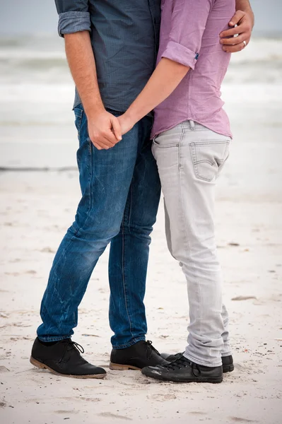 Gay pár chodící držel ruku — Stock fotografie