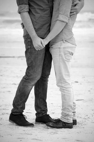 Gay par promenader innehav händer — Stockfoto