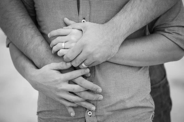 Gay homens abraçando no um praia — Fotografia de Stock