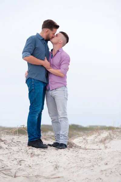 Gay muži všeobjímající na pláži — Stock fotografie