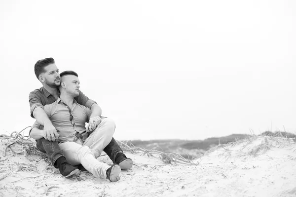 ゲイの男性がビーチで受け入れ — ストック写真